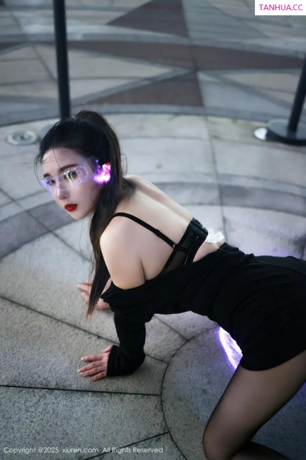   [XiuRen]高清写真图 2025.10.31 No.10936 小肉肉咪 性感制服第26张图片
